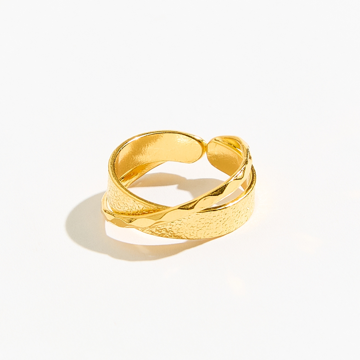 Alternative view of 5567D Pyramid twist small ring Gold