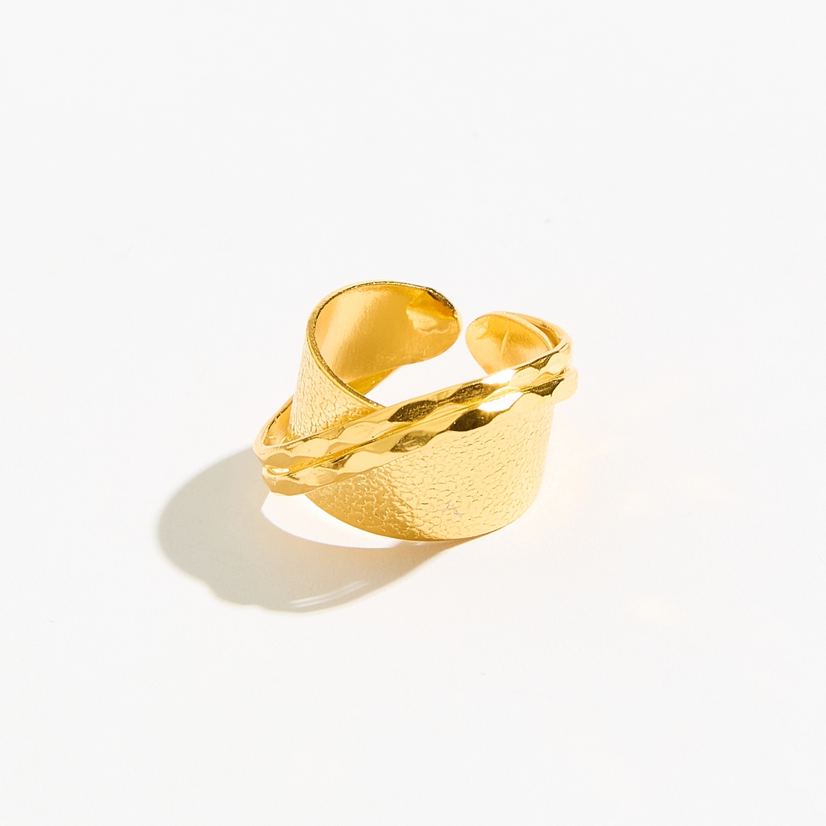 Alternative view of 5568D Pyramid twist ring Gold