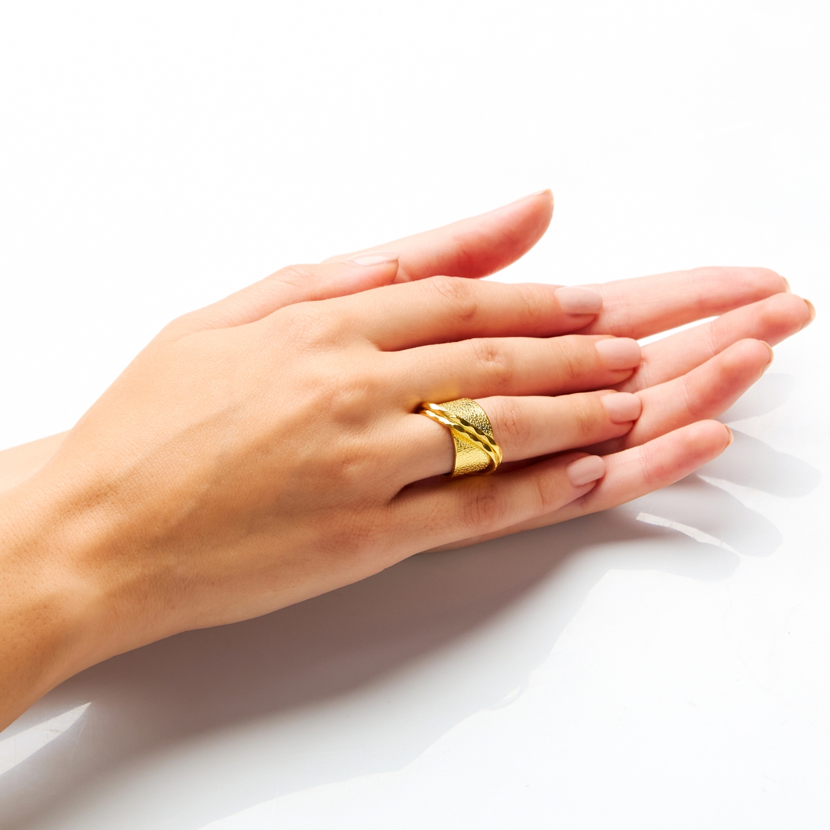 Alternative view of 5568D Pyramid twist ring Rose