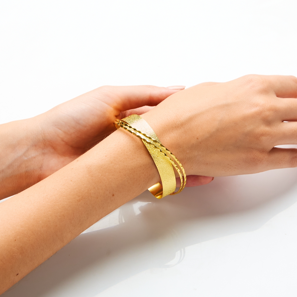 Alternative view of 5567E Pyramid twist bangle Rose