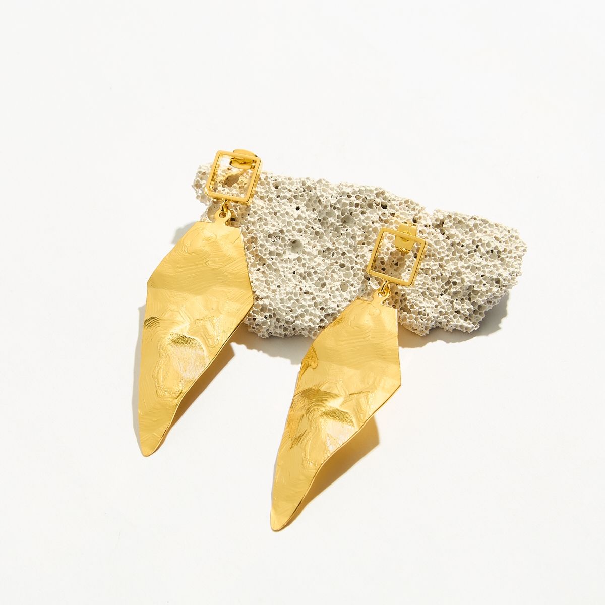 Alternative view of 5596F Metal texture earrings Gold