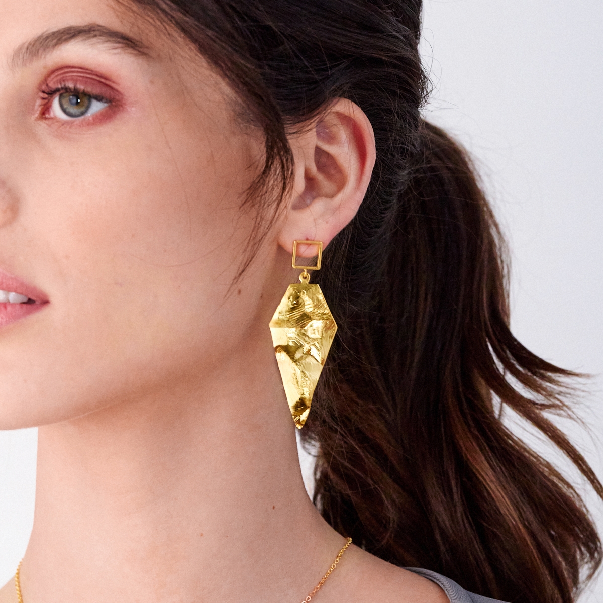 Alternative view of 5596F Metal texture earrings Silver