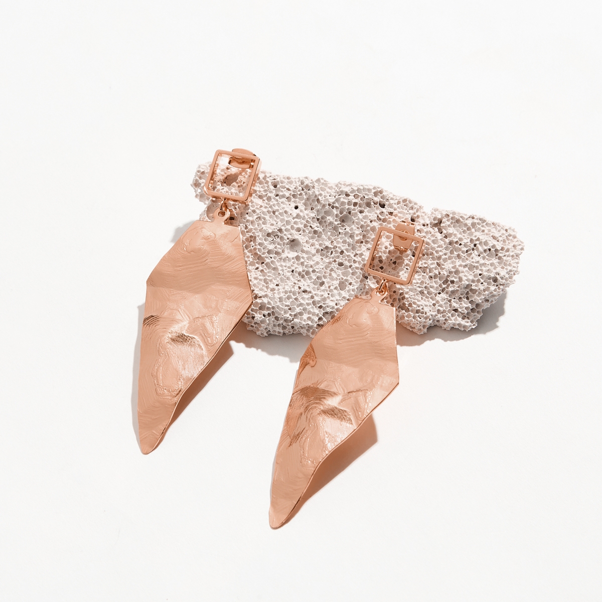 Alternative view of 5596F Metal texture earrings Rose