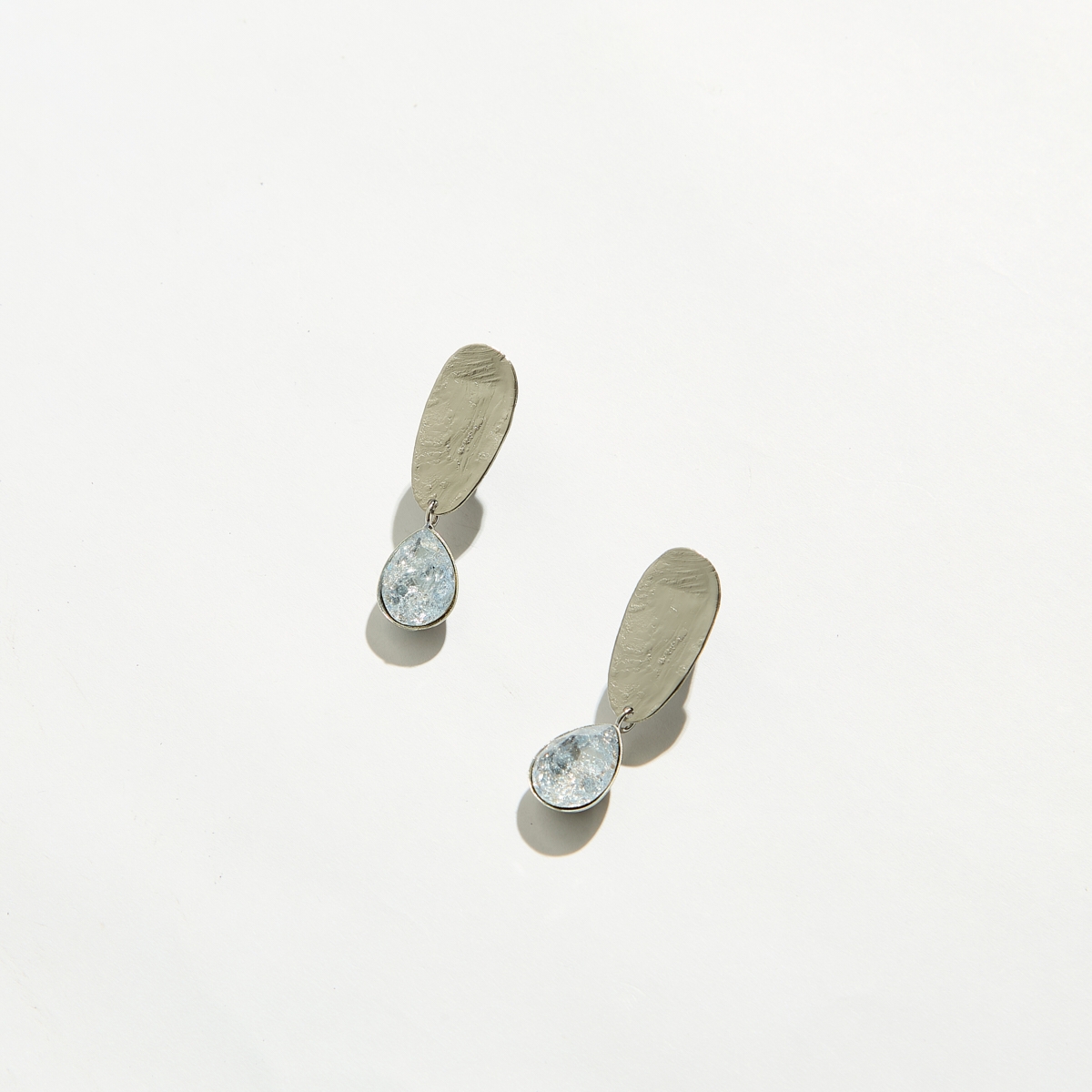 Alternative view of 5643F Cracked crystal tear earrings Σιέλ
