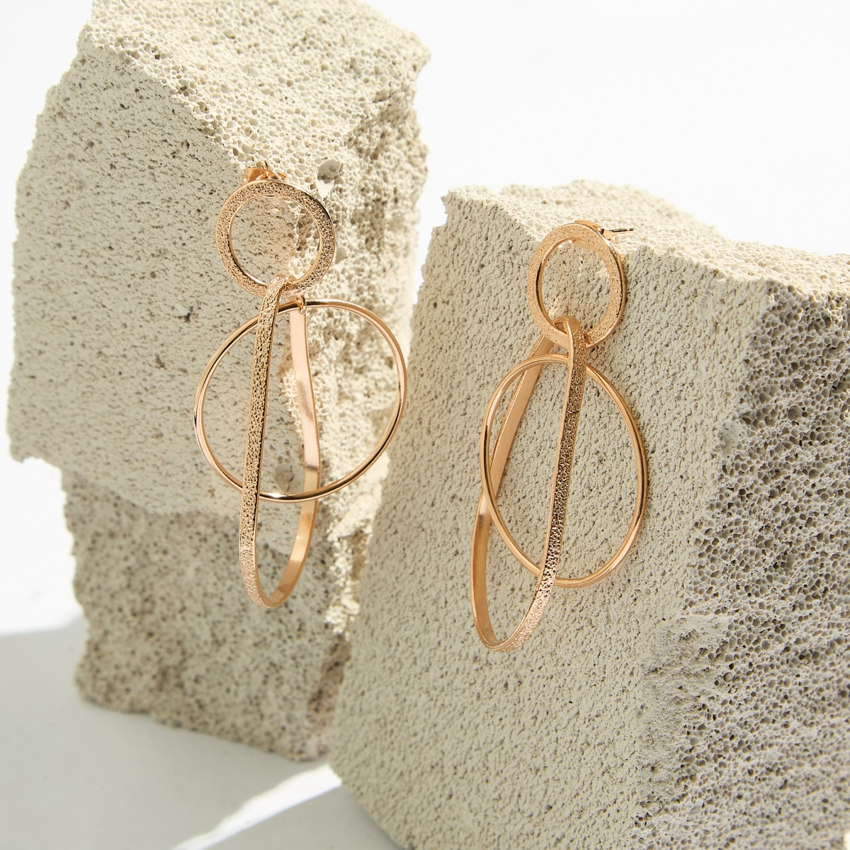 Alternative view of 5662F Metal dance special earrings Ροζ χρυσό