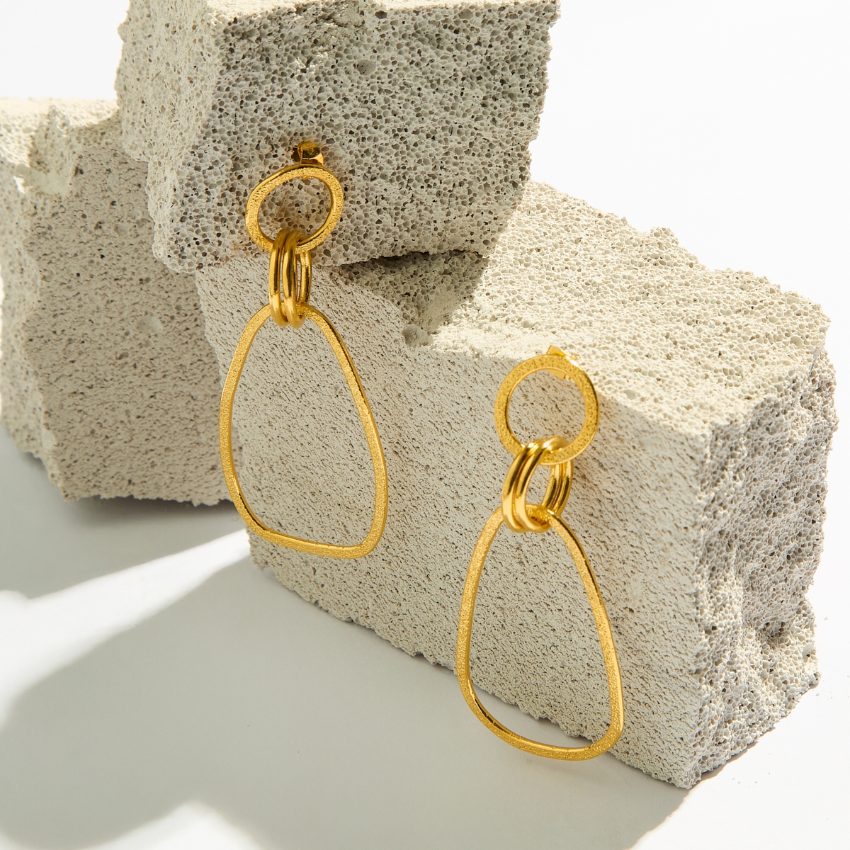 Alternative view of 5663F Metal dance long earrings Χρυσό