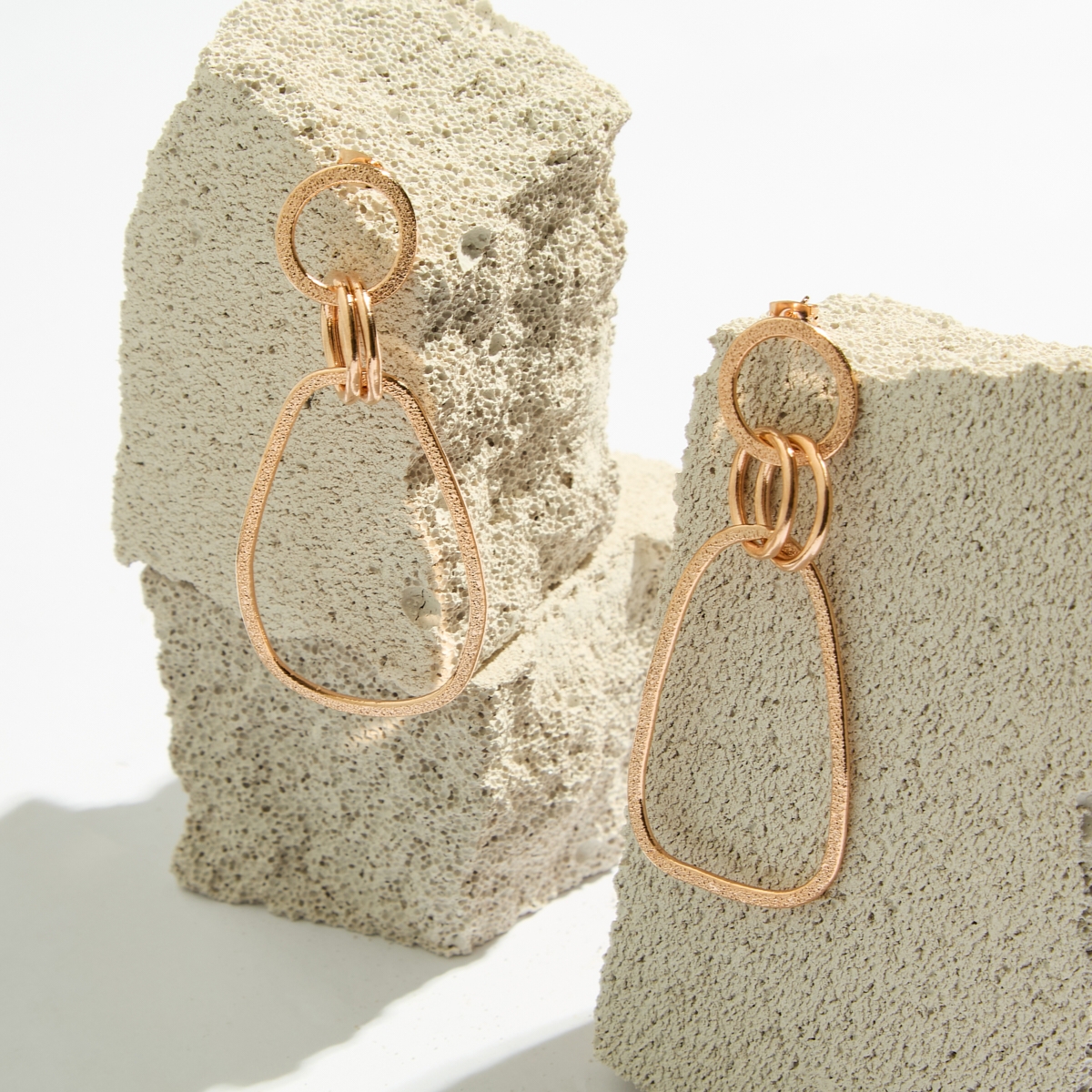 Alternative view of 5663F Metal dance long earrings Ροζ χρυσό