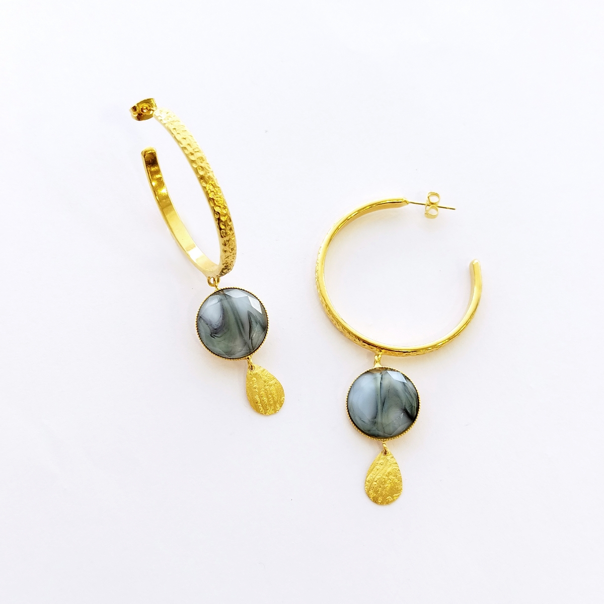 Alternative view of 5680F Saturn's satellite stone hoops Gold