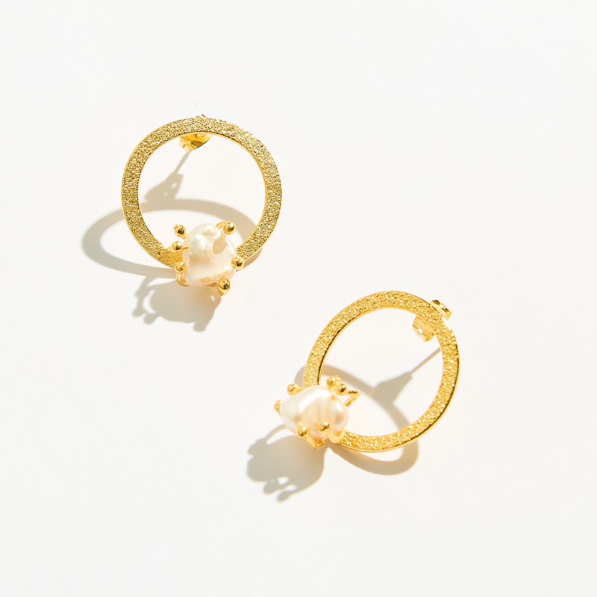 Alternative view of 5692F Nest of freshwater pearl earrings Χρυσό